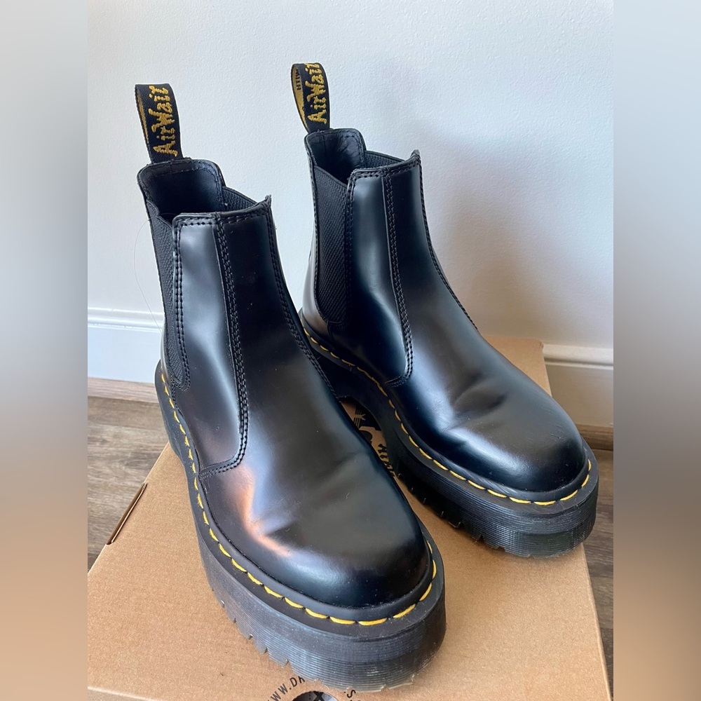 Dr. Martens 2976 SMOOTH LEATHER PLATFORM CHELSEA BOOTS Size 6